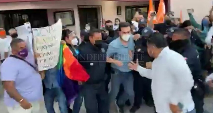 Entre golpes e insultos registran a Lavinia Nuñez de MC por La Paz