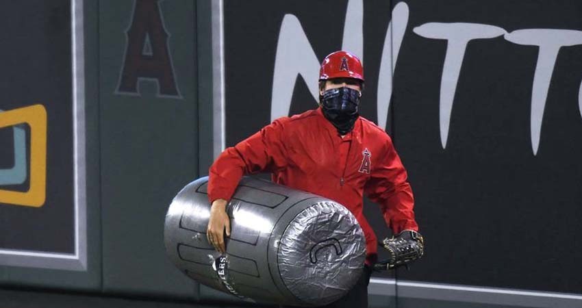 Arrojan botes de basura a los jugadores de Astros en estadio de Angels