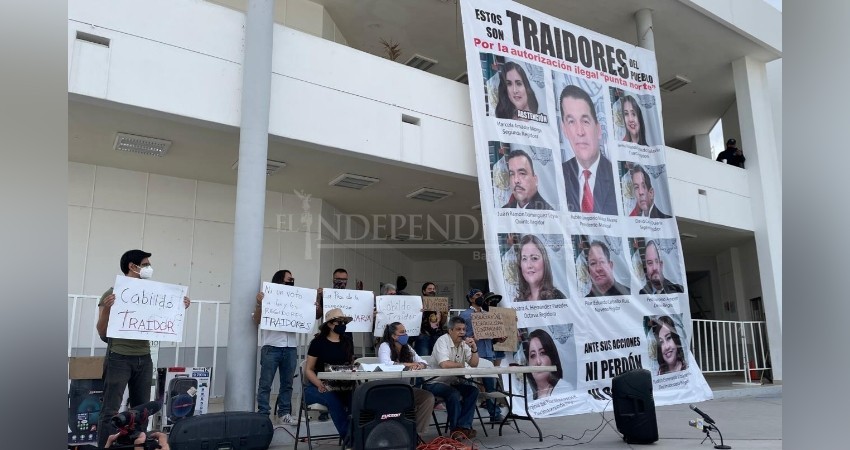 Frente Ciudadano clausura simbólicamente el Ayuntamiento de La Paz por no respetar el PDU