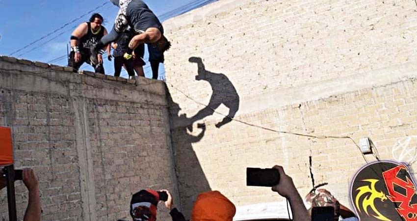 locura! Luchador de lucha extrema es lanzado de una azotea contra un carro