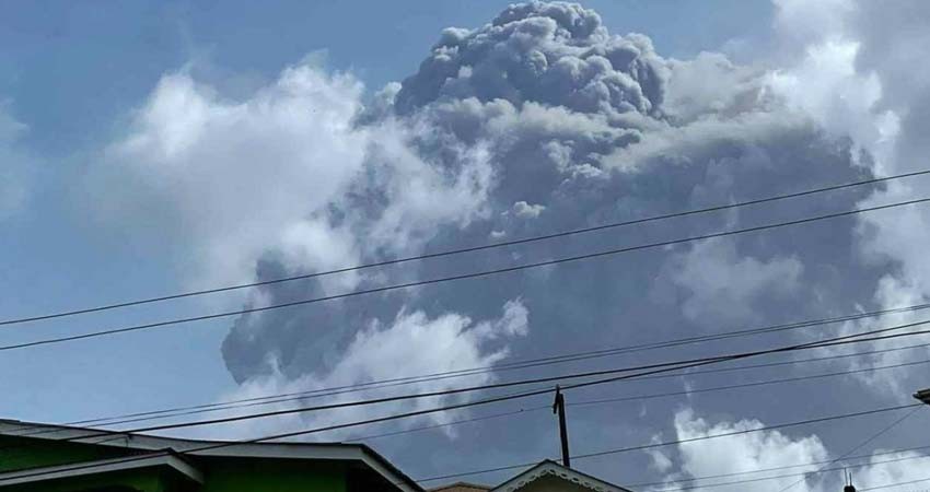 Volcán La Soufriere sigue retumbando en isla de San Vicente