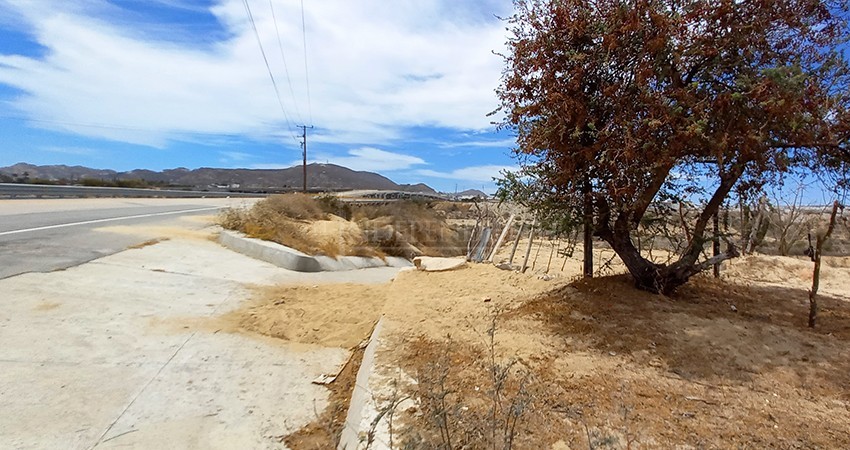 Aparecen accesos irregulares a zona de invasión desde libramiento federal en Los Cabos