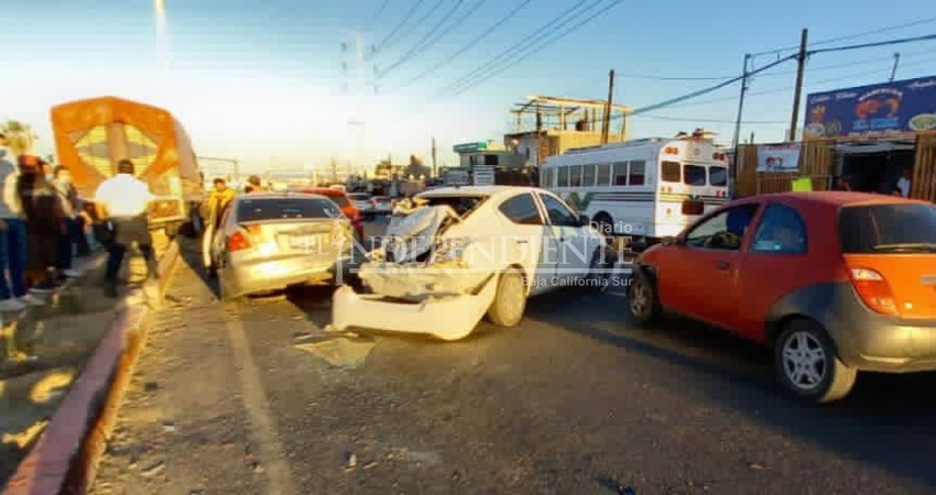 Torton se queda sin frenos y se impacta contra varios autos en CSL