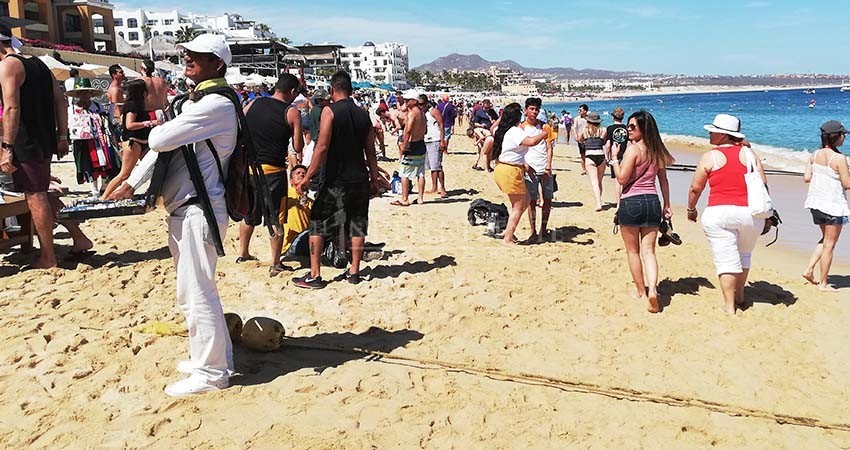 Sin control el comercio ilegal en playas del corredor turístico