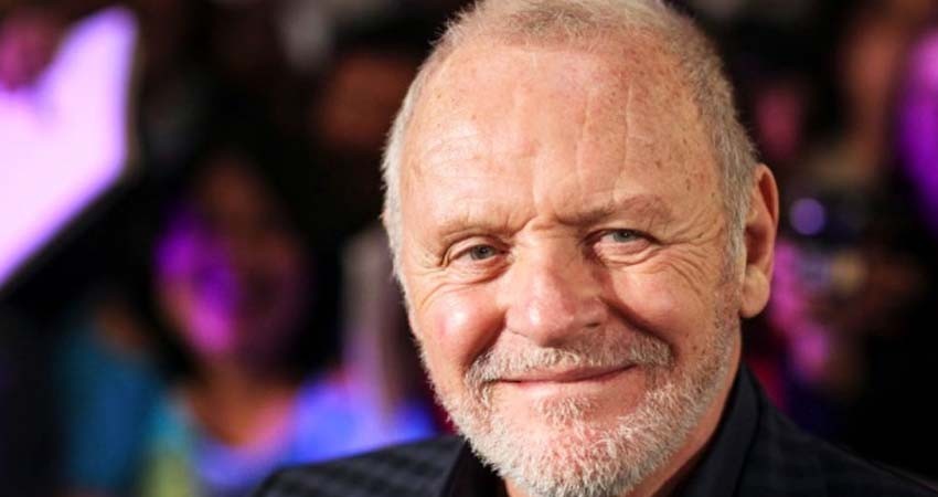 Hopkins rinde homenaje a Boseman al ganar el Oscar