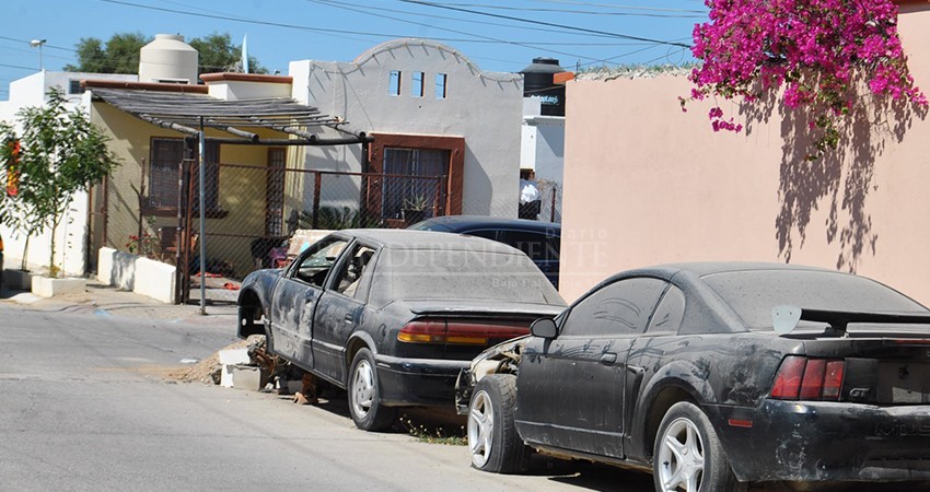 En Villa Bonita, autos abandonados y material de construcción obstruyen calles y banquetas