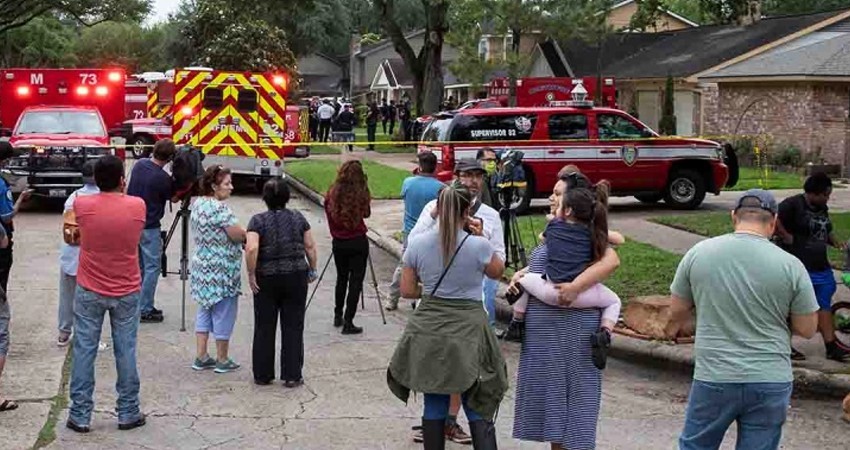 Encuentran a 90 personas atrapadas en casa de Texas; algunos con covid