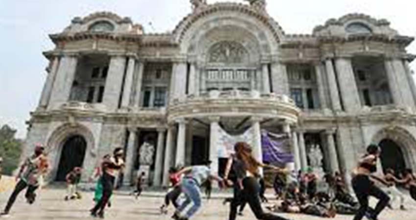 Estudiantes de arte protestan contra violencia de género