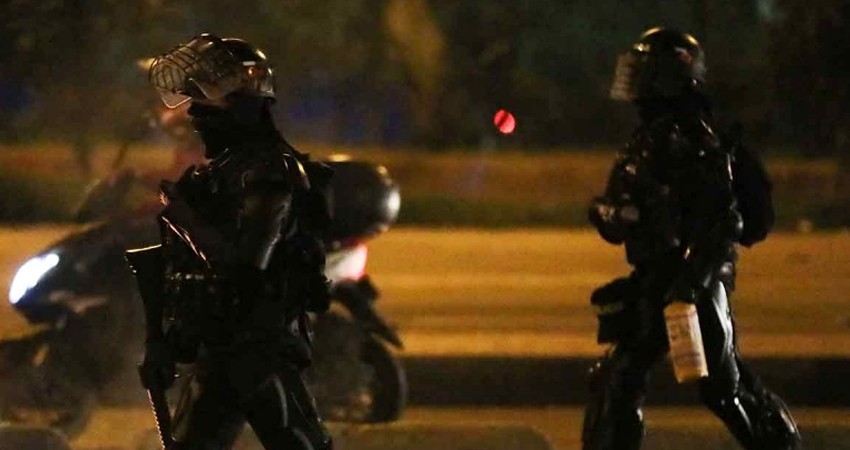 Acusan a policía de la muerte de joven durante protestas en Colombia