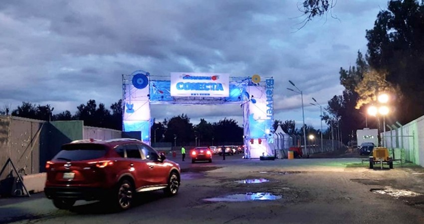 Regresan los conciertos a CDMX con Caifanes; fans los disfrutan desde su auto