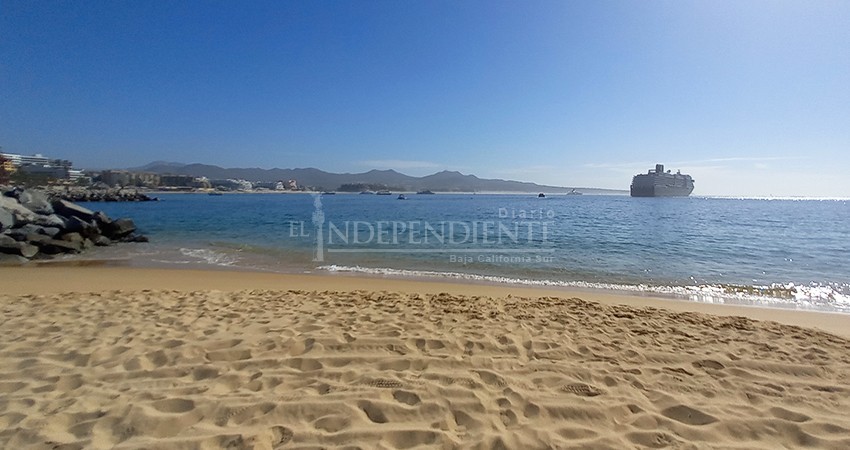 Sorpresiva visita de un crucero a la bahía de Cabo San Lucas