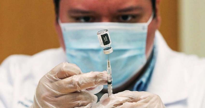 50% de estadunidenses adultos ya tienen las dos vacunas covid