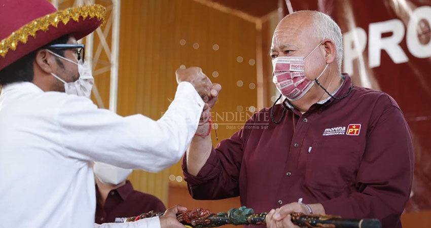 Recibe Víctor Castro bastón de mando de comunidades indígenas en BCS