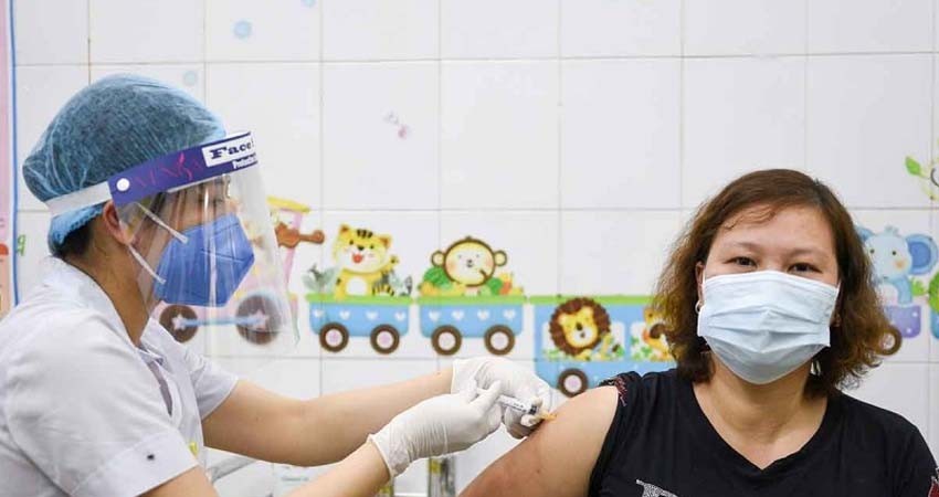 Se registran más casos de extraños coágulos tras aplicación de vacuna AstraZeneca