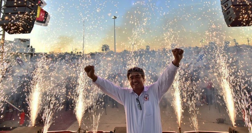 Entre abrazos y sin medidas sanitarias, Leggs realiza cierre de campaña