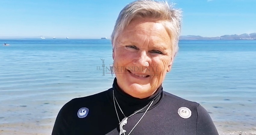 En protesta, Renate Herberger nada alrededor de cruceros estacionados en La Paz