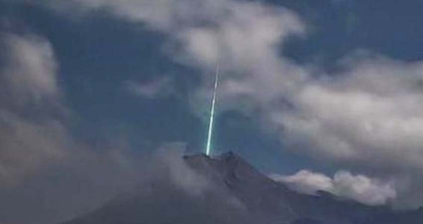 Meteorito cae del cielo y 'entra' en cráter de volcán