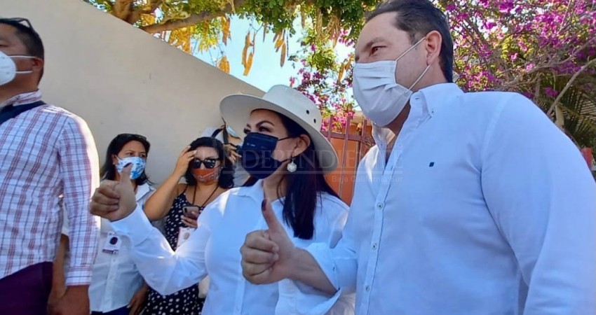 Lupita Saldaña, la primera candidata en emitir su voto; lo hizo en CSL