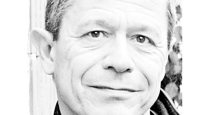 ‘La poesía puede ser un veneno y un remedio’: Emmanuel Carrère