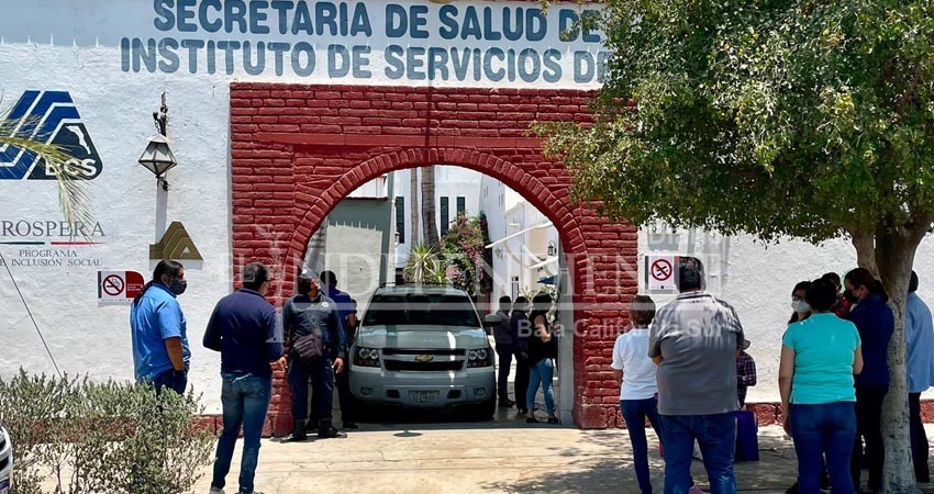Trabajadores de la salud en BCS protestan; “Que nos regresen las guardias” piden