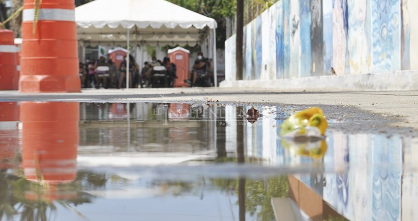 Entre charcos por fugas, sospechosos de Covid esperan atención afuera del IMSS
