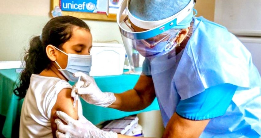 Autoriza Cofepris aplicación de vacuna Pfizer para adolescentes