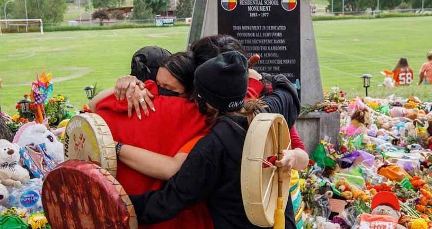 Hallan más de 750 tumbas cerca de antigua escuela indígena en Canadá