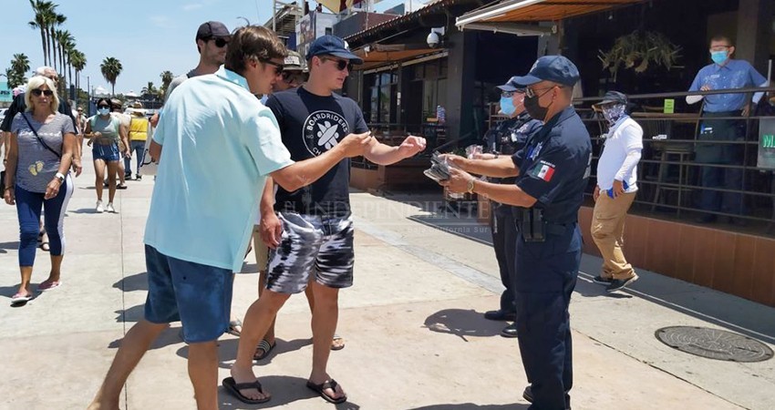 Intensifican campaña de entrega de cubrebocas a turistas