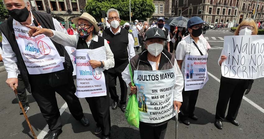 Pide AMLO a Walmart revisar situación de empacadores adultos mayores
