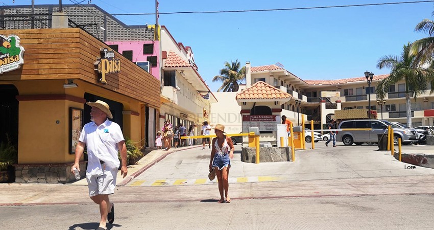 En Los Cabos los turistas se pasean sin cubrebocas y nadie dice nada