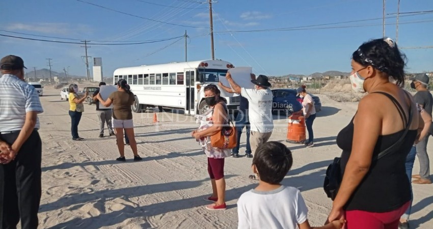Hartos de no tener agua, vecinos de Lomas del Valle bloquean calle