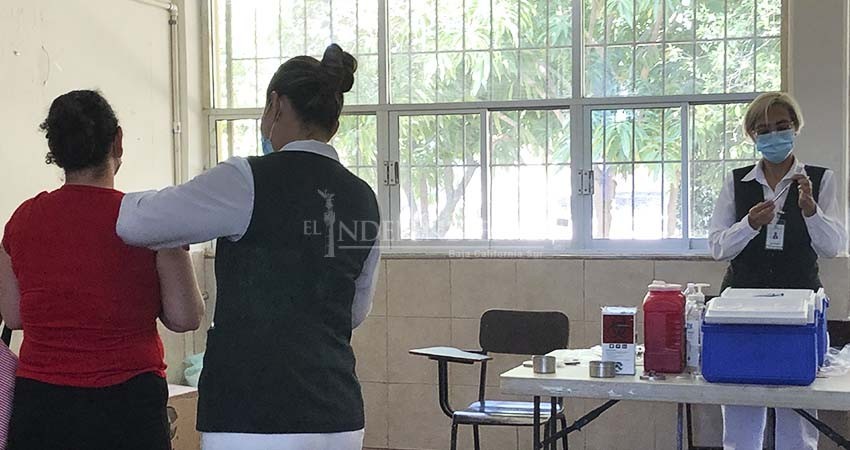 Patrones no pueden impedir que sus trabajadores acudan a vacunarse