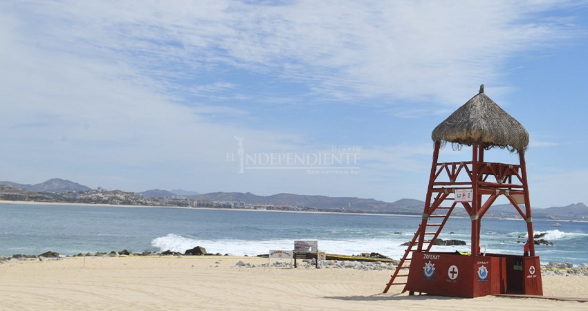 Se mantienen banderas de advertencia en playas de Los Cabos por oleaje elevado