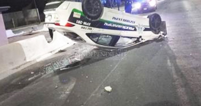 Policías se quedan dormidos a bordo de una patrulla y se voltean