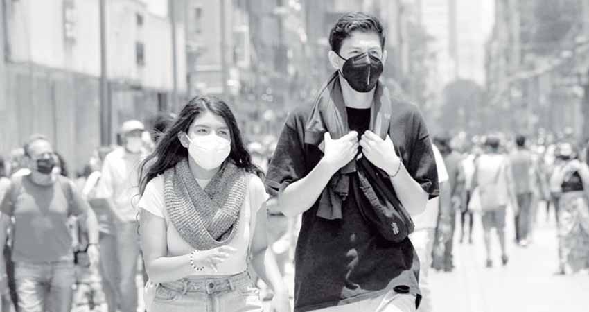 Tercera ola pega a jóvenes sin acceso a salud; contagios aumentaron 55% en 10 días