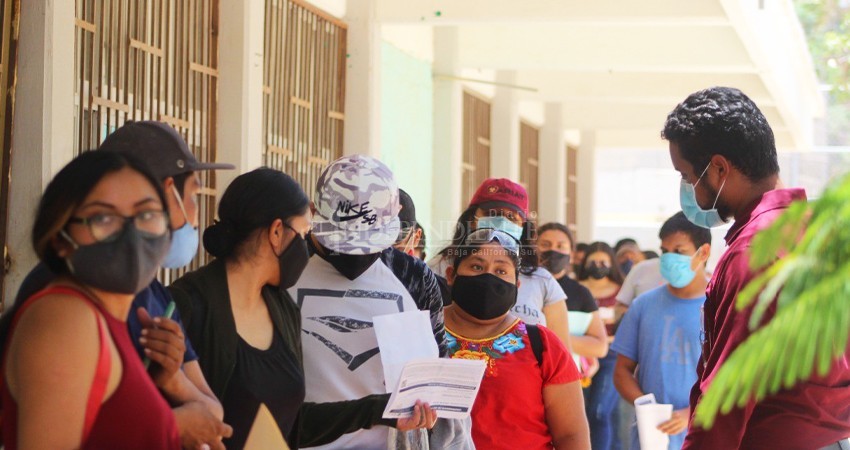 Jóvenes saturaron los puestos de vacunación contra Covid-19