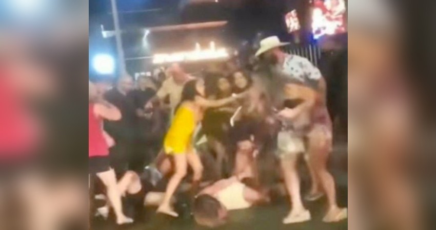 En plena vía pública de CSL, evidencian pelean entre turistas