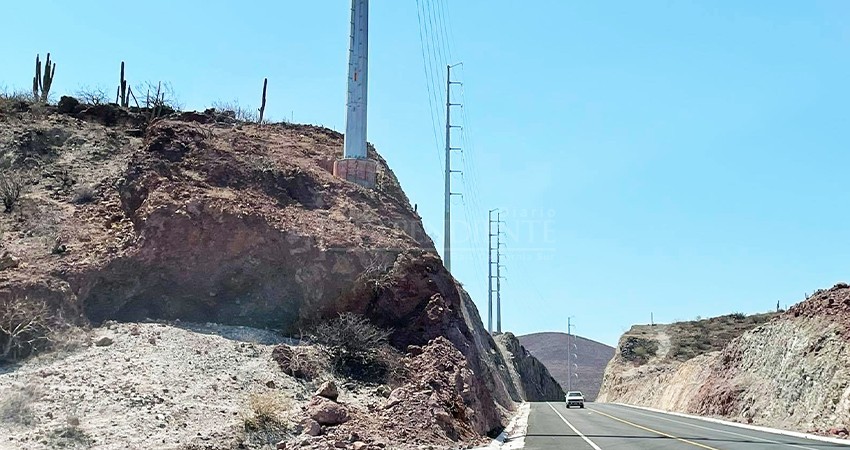 Compañía de gas natural en BCS instala peligrosos postes sobre derecho de vía; SCT no responde