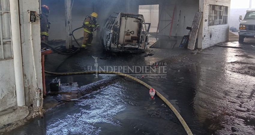 Se les incendió un vehículo dentro del almacén