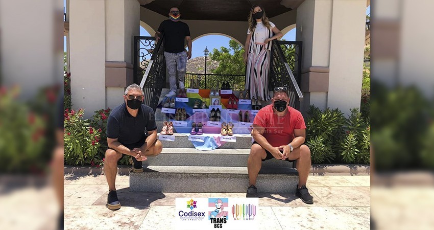 Se manifiestan y colocan ofrenda en memoria de víctimas de transfobia