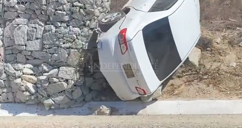 Grava suelta provoca volcadura en carretera Transpeninsular