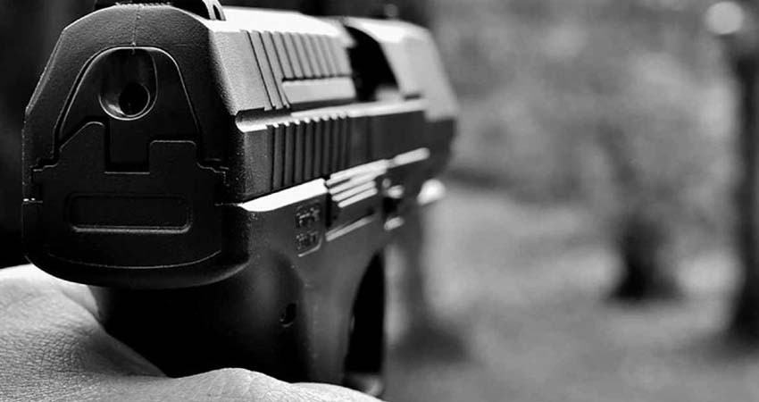 Misuri indulta a pareja que apuntó con armas a manifestantes antirracistas