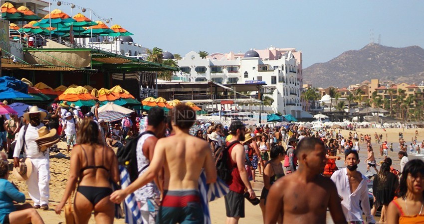 Los cabeños no entienden: policía obliga a cumplir los aforos permitidos en playas