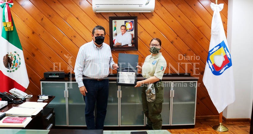 Reconocen a alumna de bachillerato con formación militarizada