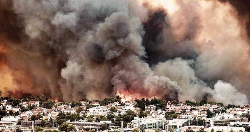 Miles huyen ante avance del fuego en Grecia