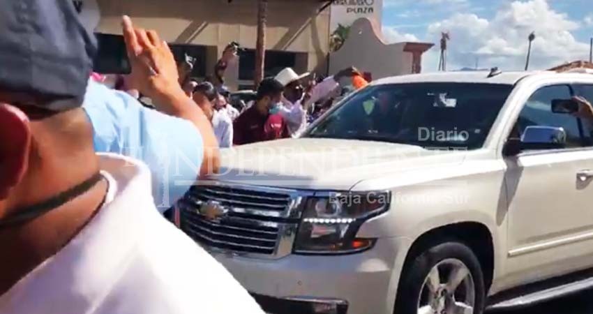 Recibe AMLO peticiones de los ciudadanos en Los Cabos
