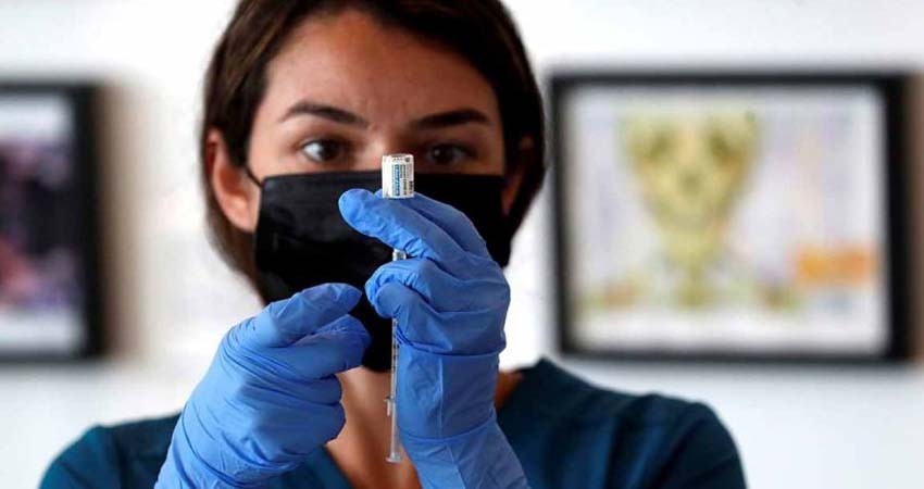 Enfermera habría inyectado solución salina en lugar de vacuna covid; ya investigan