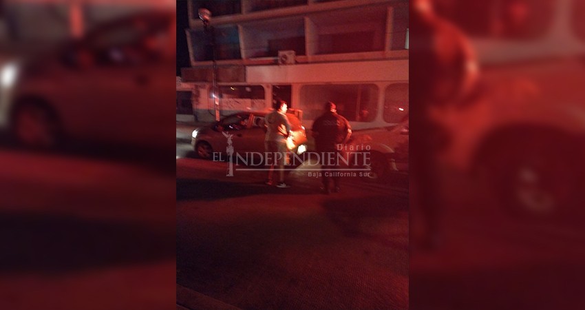 Vestidos de mujer asaltan a operador de Uber