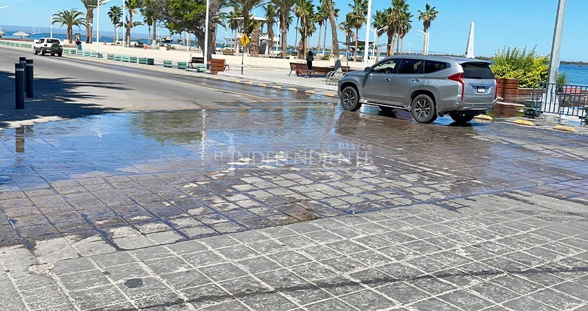 Alcantarillado de La Paz revienta y aguas negras fluyen a la zona turística