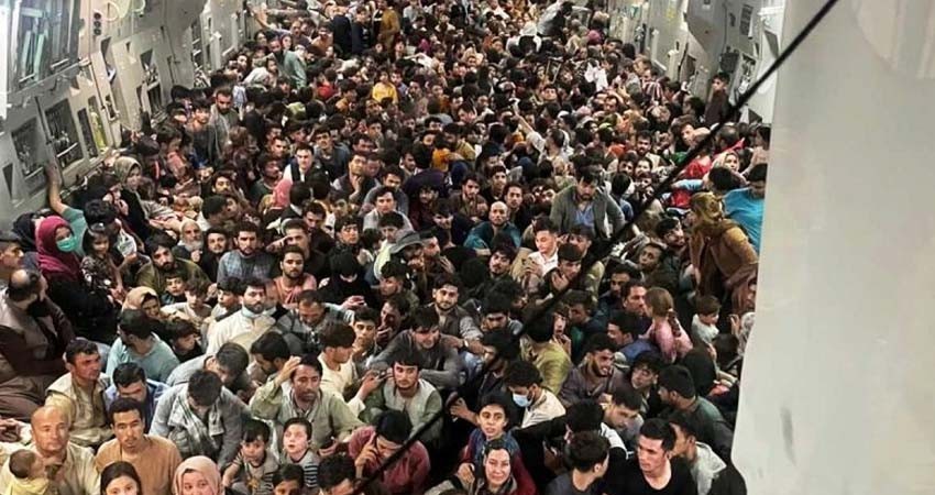 Postal del caos: más de 600 afganos apretujados huyen en avión de EU